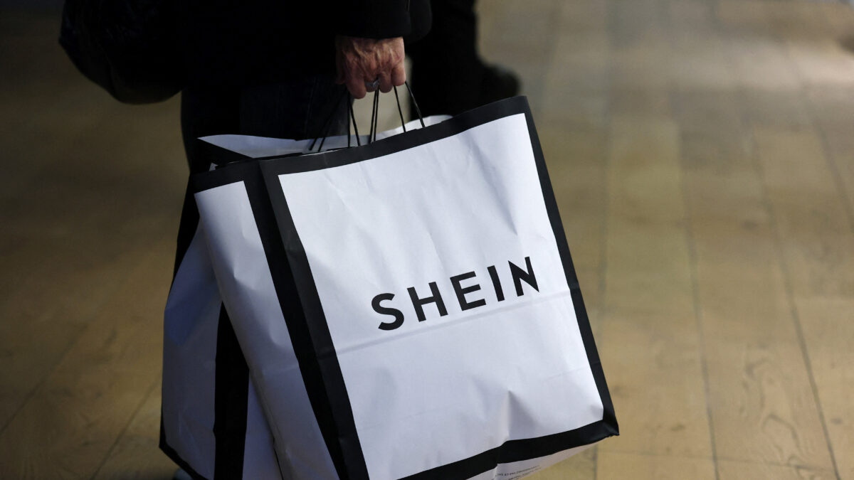 顾客手持 SHEIN 购物袋